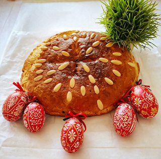 jarni-pecivo-s-kraslicemi-a-travou